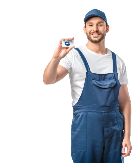 Handwerker in blauer Latzhose haelt eine kleine Karte in die Kamera
